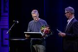 Prisen ble tatt imot av Rikkes far, Thomas de Lange t.v. Her ser vi ham på scenen sammen med juryformann Jens E. Kjeldsen.